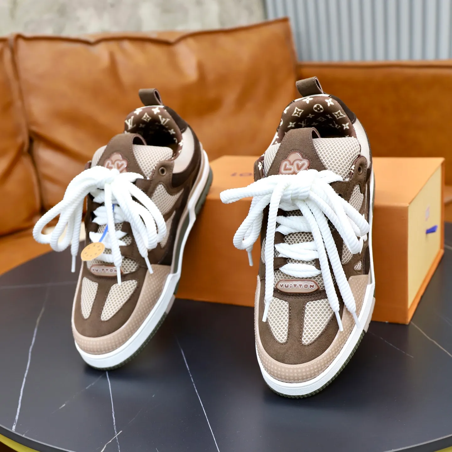 Ex-factory price: 860💰LV Couple👫Louis Vuitton TRAINER sneakers classic Louis Vuitton men's artistic director Virgil Abloh picked inspiration to create this LV Trainer sneaker. Yingze crystal inlays present a colorful effect. VS can be matched with two gorgeous effect colors. The LV letter logo badge on the tongue is gorgeous and noble. The LV letter is decorated on the side. The outsole is decorated with a Monogram flower pattern. It shows the trend of elegance and nobility! Men's and women's models: 35-46